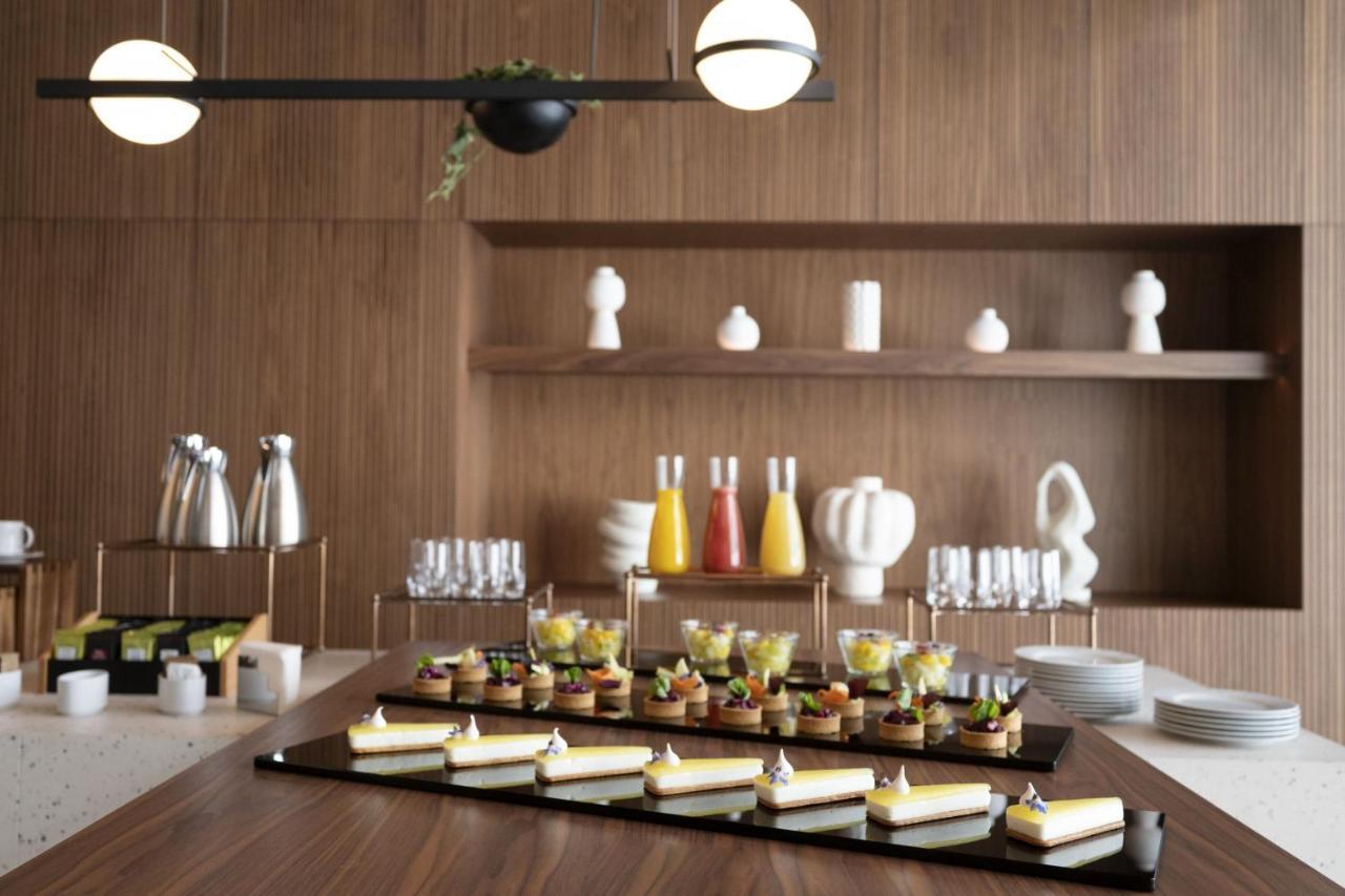 Renaissance Porto Lapa Hotel Exterior photo A selection of desserts