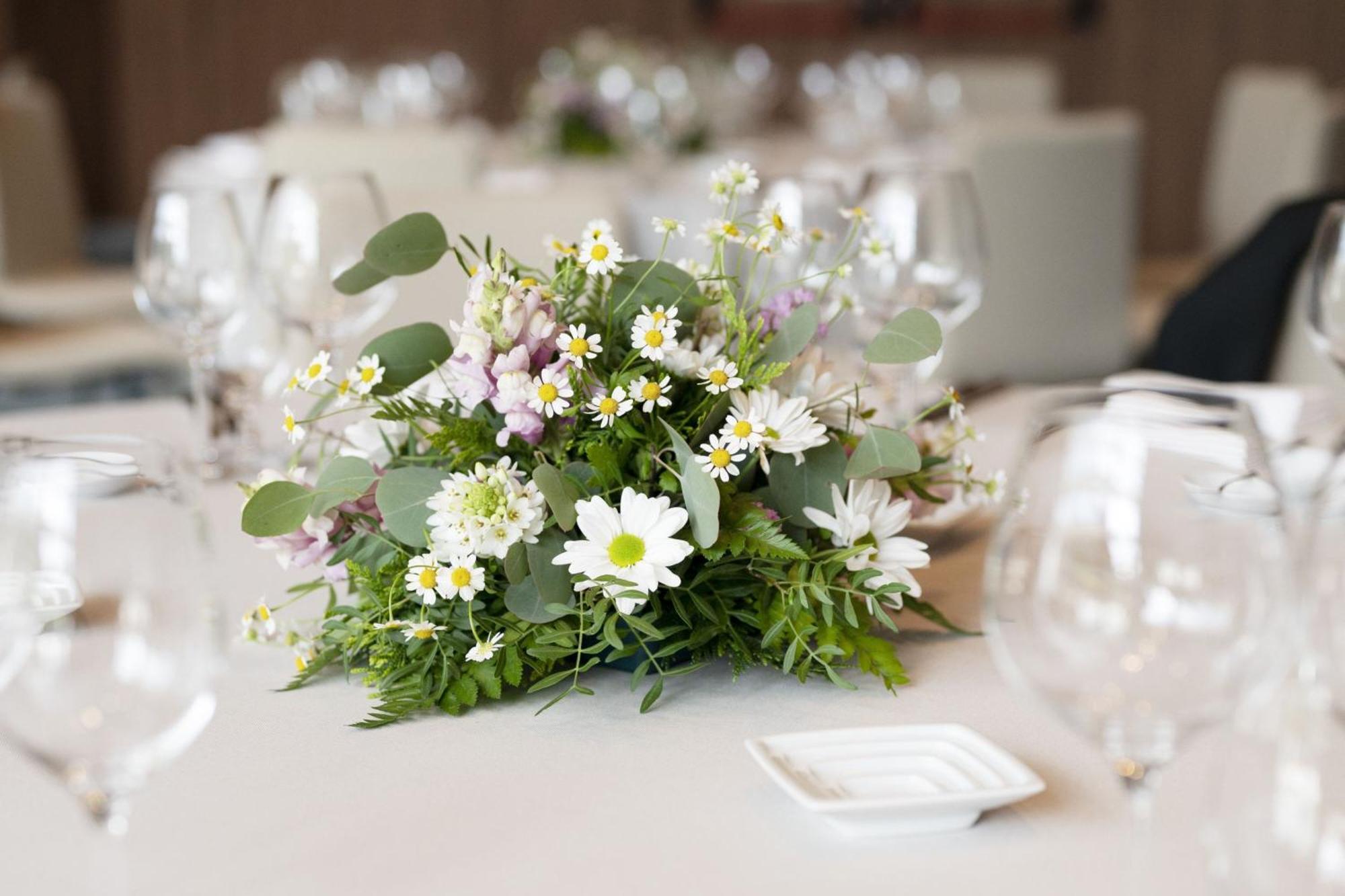Renaissance Porto Lapa Hotel Exterior photo A table centerpiece